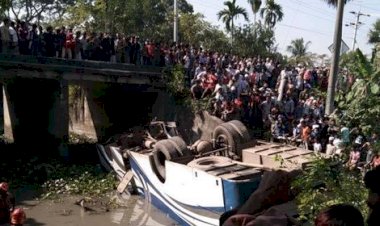 টুঙ্গিপাড়ায় বাস খাদে পড়ে নিহত ৪