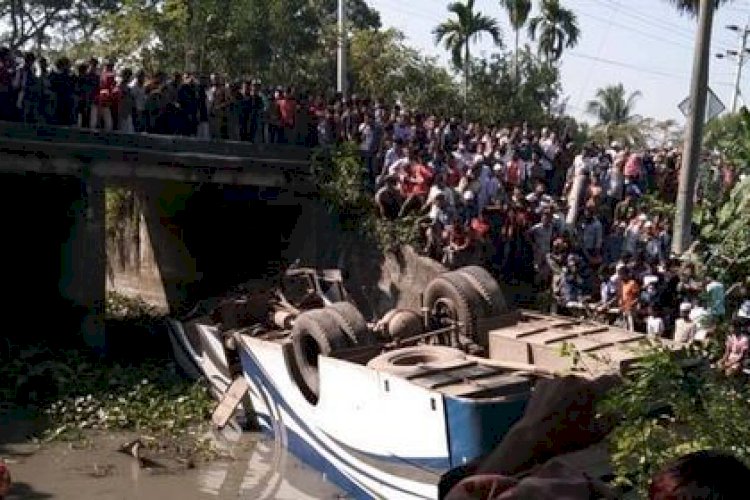 টুঙ্গিপাড়ায় বাস খাদে পড়ে নিহত ৪