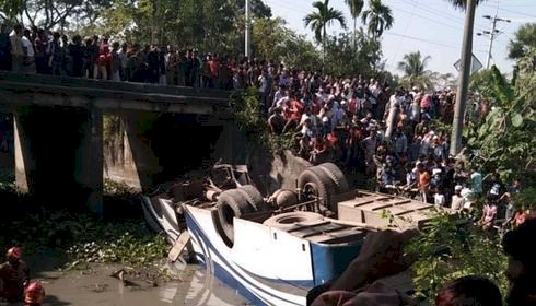 টুঙ্গিপাড়ায় বাস খাদে পড়ে নিহত ৪