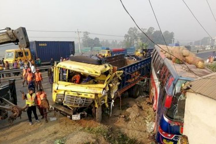 টাঙ্গাইলে ট্রাকের ধাক্কায় নিহত ৬ আহত ১০