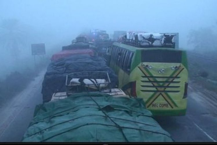 কুয়াশায় বঙ্গবন্ধু সেতুর দুই পাশে দীর্ঘ গাড়ীর সারি