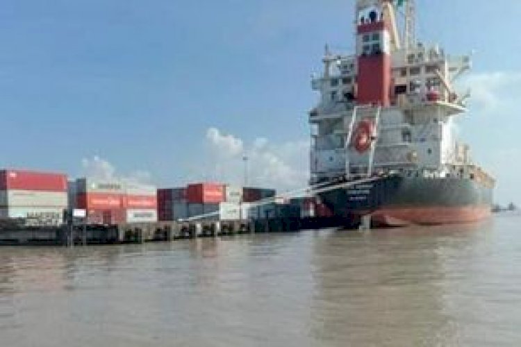 মাতারবাড়িতে ভিড়ল প্রথম জাহাজ