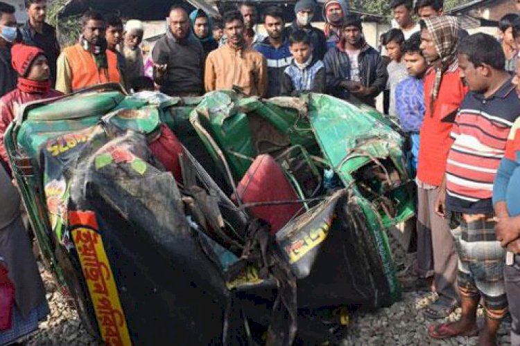 ট্রেনের ধাক্কায় সিএনজির এক যাত্রী নিহত