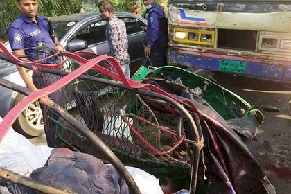 বাসের ধাক্কায় প্রাণ গেল ৭ জনের