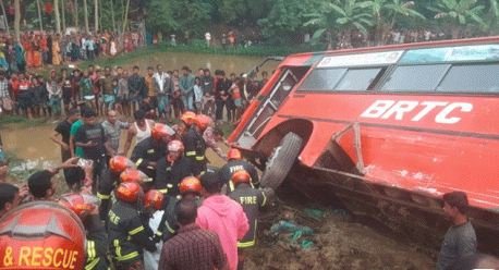 হবিগঞ্জে বাসচাপায় নারী ও শিশুসহ ৬ জন নিহত