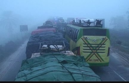কুয়াশায় বঙ্গবন্ধু সেতুর দুই পাশে দীর্ঘ গাড়ীর সারি