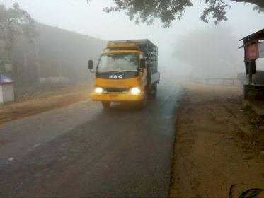 নীলফামারীতে বৃষ্টির মতো পড়ছে কুয়াশা