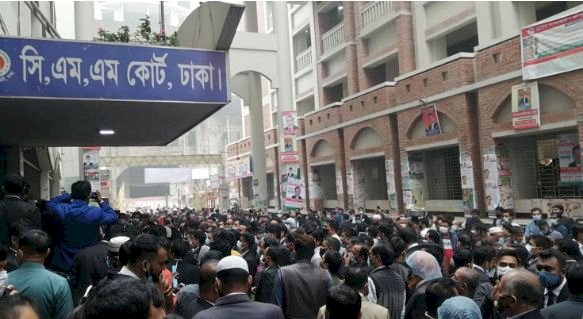 এজলাসে তালা, বিচারকের অপসারণ চেয়ে বিক্ষোভ