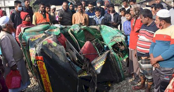 ট্রেনের ধাক্কায় সিএনজির এক যাত্রী নিহত
