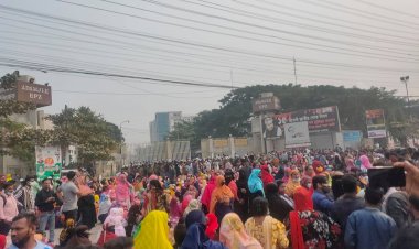 আদমজী ইপিজেডে শ্রমিক অসন্তোষ, রাস্তা অবরোধে ভোগান্তিতে হাজারো মানুষ