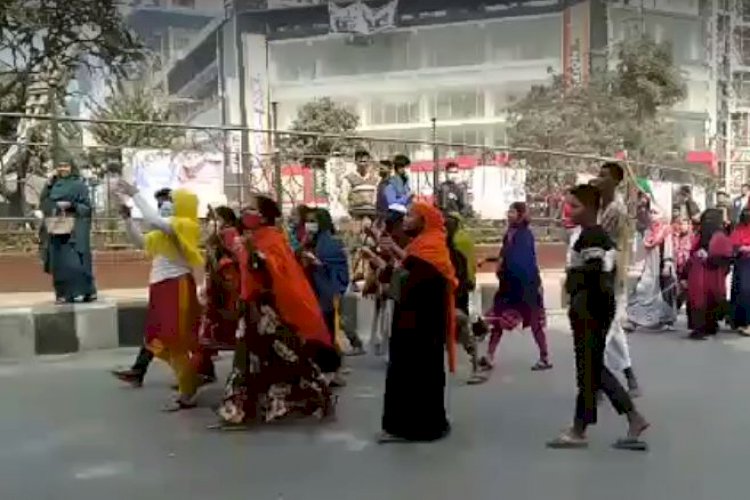 সড়ক অবরোধ করে পোশাক শ্রমিকদের বিক্ষোভ