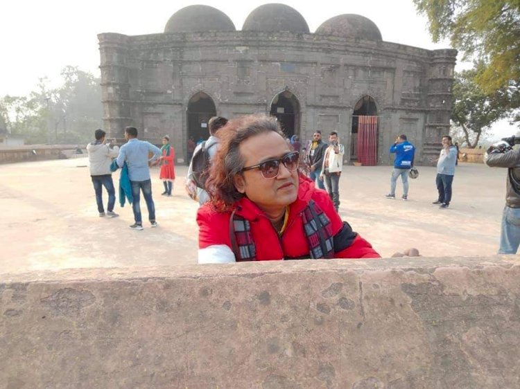 ফেসবুকে আনন্দ খোঁজা প্রহসনের নামান্তর