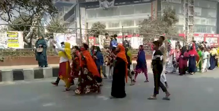 সড়ক অবরোধ করে পোশাক শ্রমিকদের বিক্ষোভ