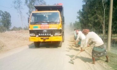 সাইকেল মেকানিকের রাস্তা প্রেম!