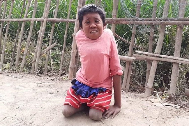 একটি হুইল চেয়ারের জন্য কান্না!