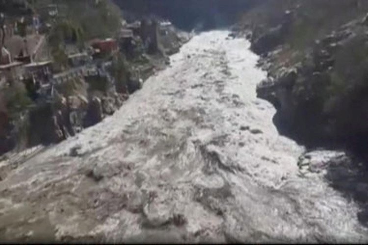 হিমালয়ের বরফ গলে দেড় শতাধিক লোকের প্রাণহানি