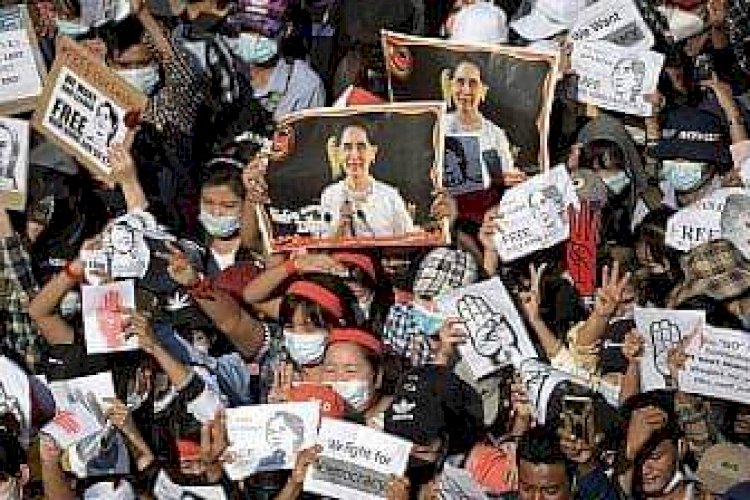 মিয়ানমারে নিষেধাজ্ঞা উপেক্ষা করে রাস্তায় জনতা, বেপরোয়া পুলিশ