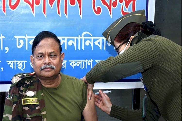 করোনার টিকা নিলেন সেনাবাহিনী প্রধান