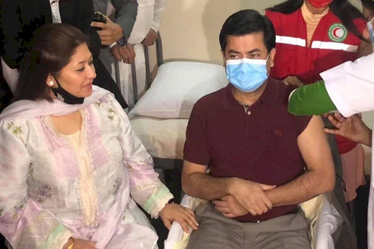 ভালোবাসা দিবসে সস্ত্রীক টিকা নিলেন মেয়র তাপস