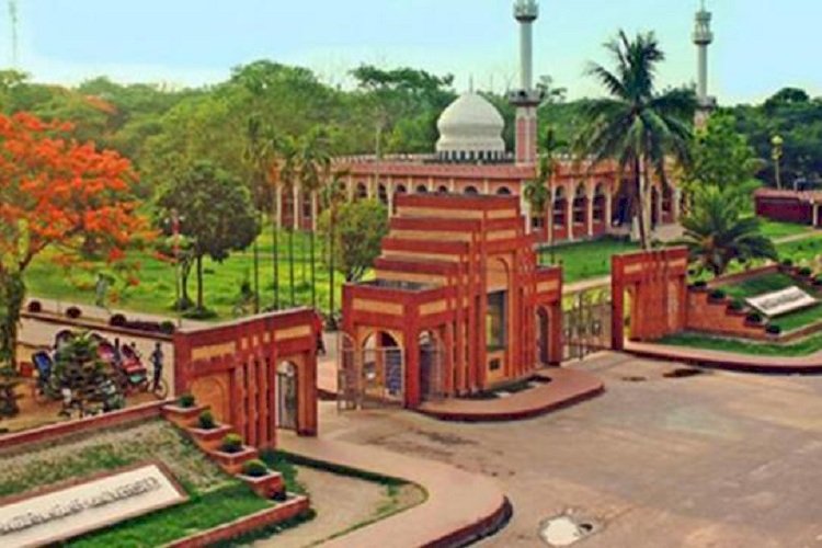 জাবি আন্দোলন: শিক্ষার্থীরা হলে অবস্থান করতে চাইলেও প্রশাসন চায়না