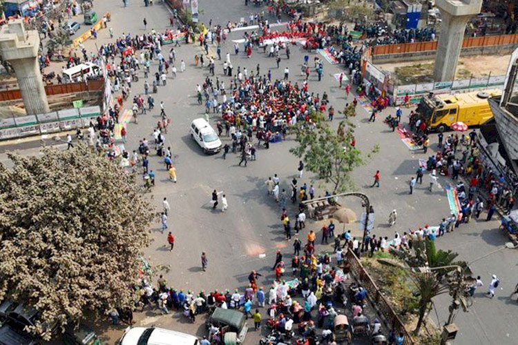 সাত দফা দাবিতে শাহবাগ মোড় অবরোধ, যান চলাচল বন্ধ