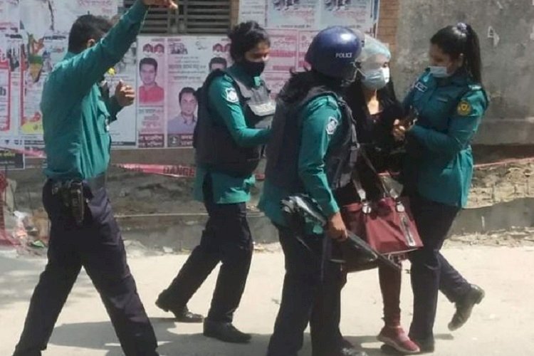নারী শিক্ষার্থীদের ওপর চড়াও হলো পুলিশ