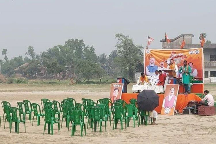 বিজেপির জনসভায় একজন দর্শক, ভিডিও ভাইরাল
