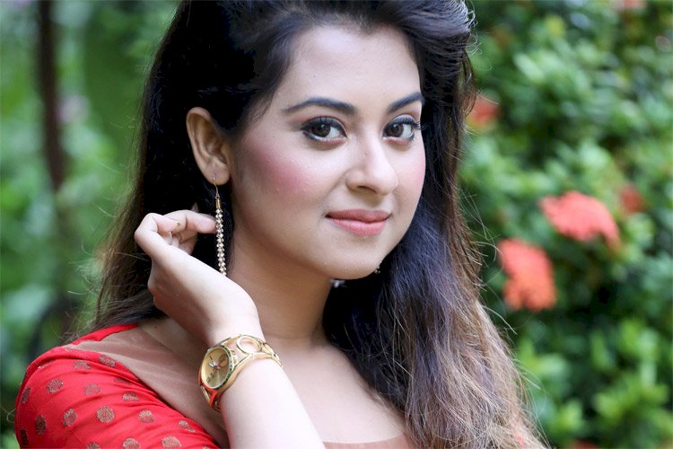 গাড়িচাপা দিয়ে হত্যাচেষ্টার অভিযোগ চিত্র নায়িকা বুবলীর