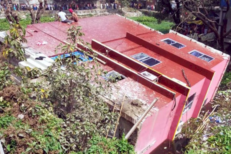 কেরানীগঞ্জে ভবন উল্টে ডোবায়