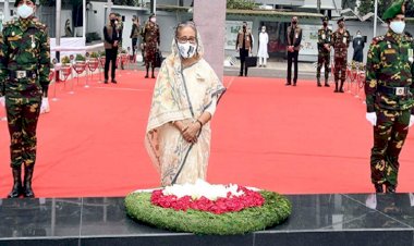 বঙ্গবন্ধুর প্রতিকৃতিতে প্রধানমন্ত্রীর শ্রদ্ধা