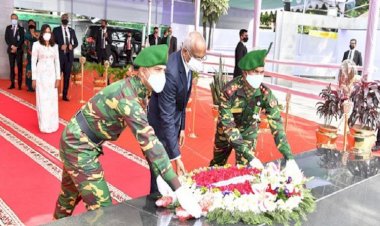 বঙ্গবন্ধুর প্রতিকৃতিতে শ্রদ্ধা জানালেন মালদ্বীপের রাষ্ট্রপতি