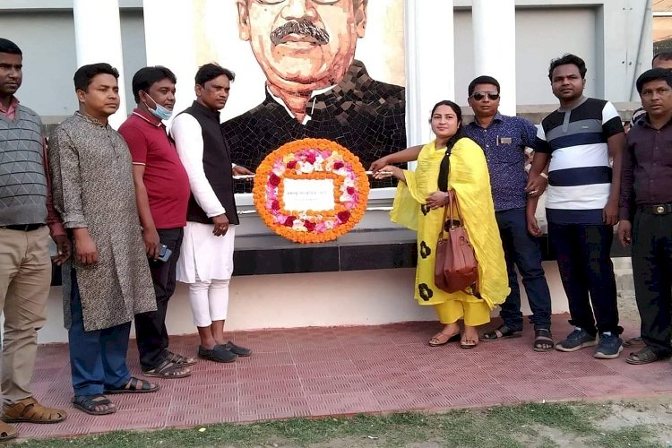 পলাশবাড়ীতে ‘বঙ্গবন্ধু’র প্রতিকৃতিতে পুস্পমাল্য অর্পণ