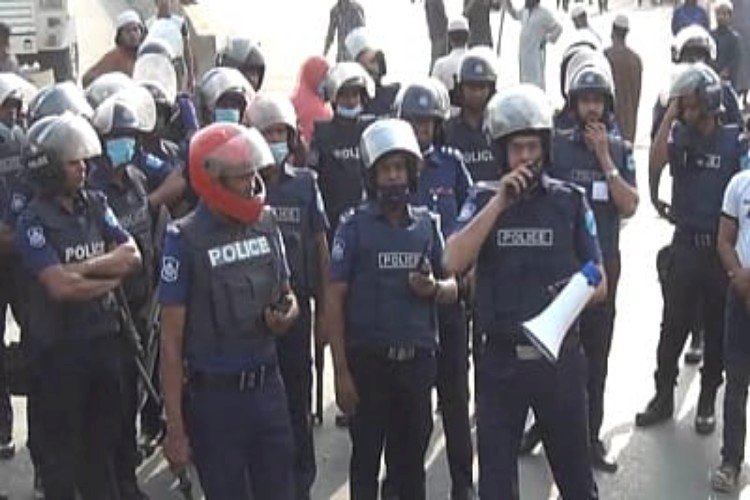 পল্টনে হেফাজত-আওয়ামী লীগ ধাওয়া-পাল্টা ধাওয়া