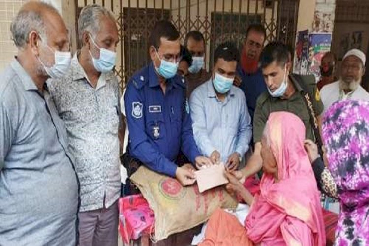 শতবর্ষী বৃদ্ধা মাকে রাস্তায় ফেলে গেলেন ছেলে