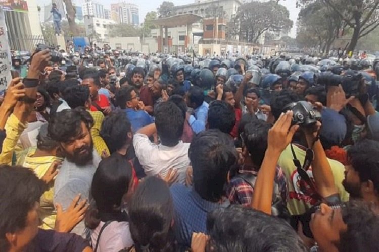 বাম ছাত্রসংগঠনের স্বরাষ্ট্র মন্ত্রণালয় ঘেরাও কর্মসূচিতে পুলিশের বাধা