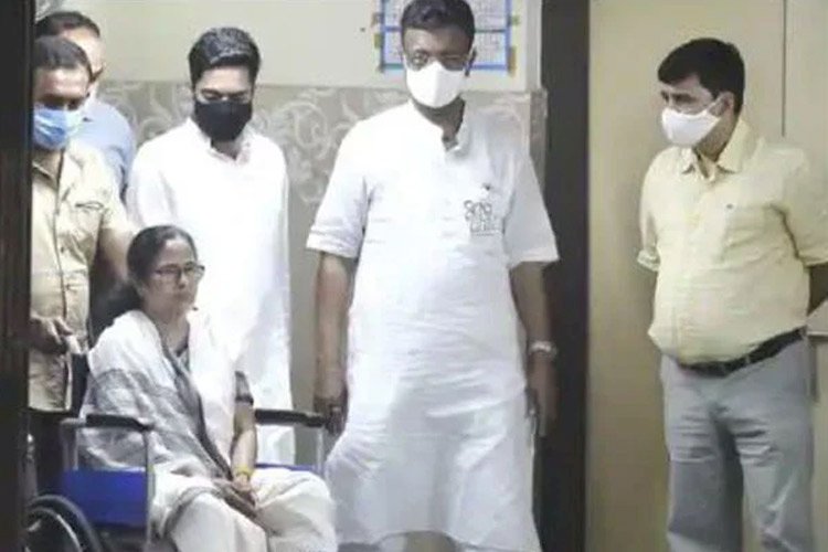 হুইলচেয়ারে করেই প্রচারে নামবেন মমতা!
