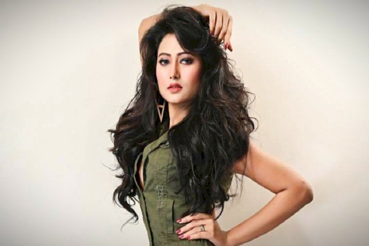 টিকা নিতে দুবাই উড়ে গেলেন নায়িকা!