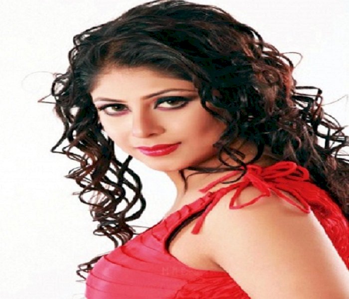 রত্নার প্রযোজনায় 'মায়াবিনী নুসরাত'