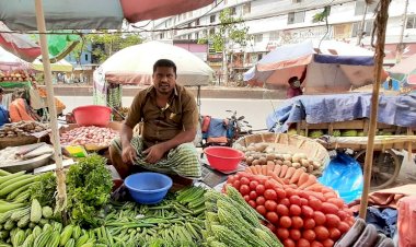 ‘তরকারি লইয়া বইয়া আছি কাস্টমার নাই’