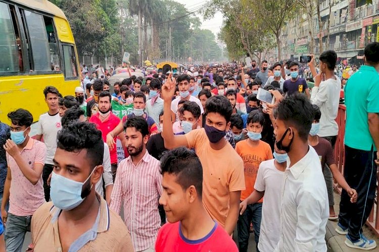 লকডাউনের প্রতিবাদে নিউ মার্কেটে গাড়ি ভাংচুর, পুলিশকে ইট-পাটকেল নিক্ষেপ
