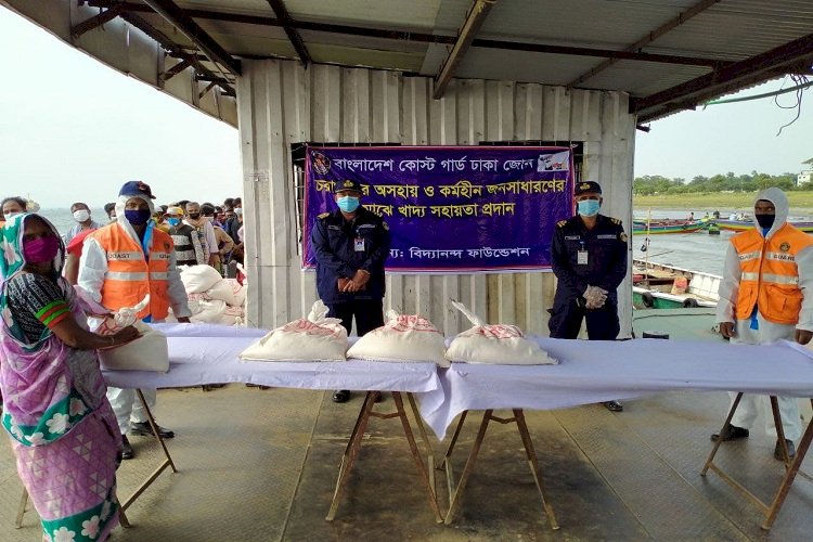 মুন্সিগঞ্জে কোস্ট গার্ড’র ত্রাণ বিতরণ