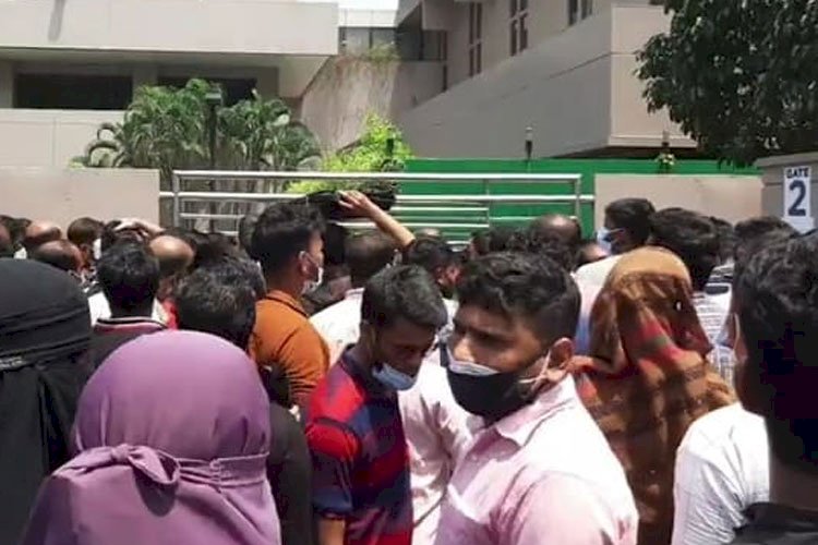 সৌদি এয়ারলাইন্সের সামনে প্রবাসীদের ভীড়