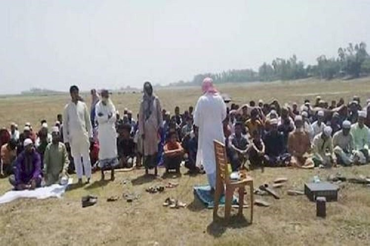 গ্রামবাসীরা স্বাস্থ্যবিধি মেনেই ‘বৃষ্টির’ জন্য নামাজ পড়লেন