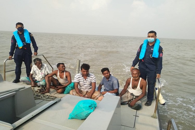 চট্টগ্রাম বর্হিনোঙ্গরে ডুবে যাওয়া বাল্কহেড থেকে ৫ জন ক্রু উদ্ধার