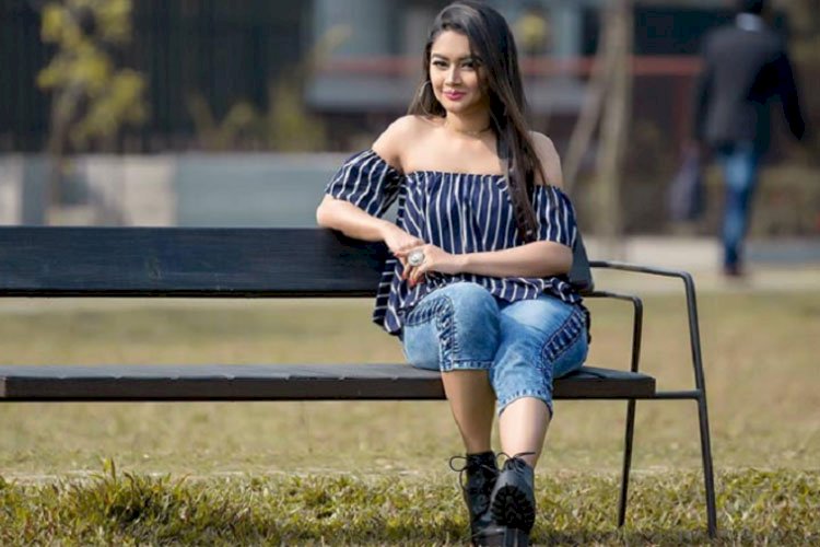কার আপত্তিতে অভিনয় ছাড়তে বাধ্য হলেন?