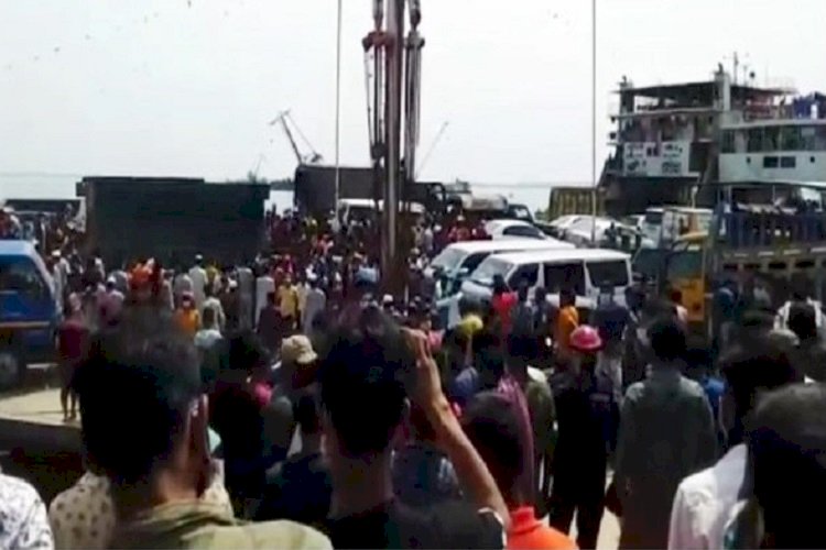 লকডাউনেও উপচে পড়া ভিড় শিমুলিয়াঘাটে