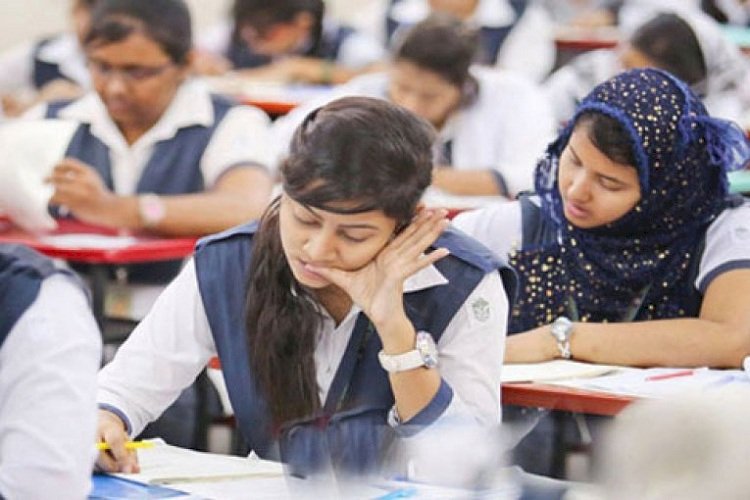 মাধ্যমিকের ফরম পূরণ স্থগিত, বাড়ছে সময়