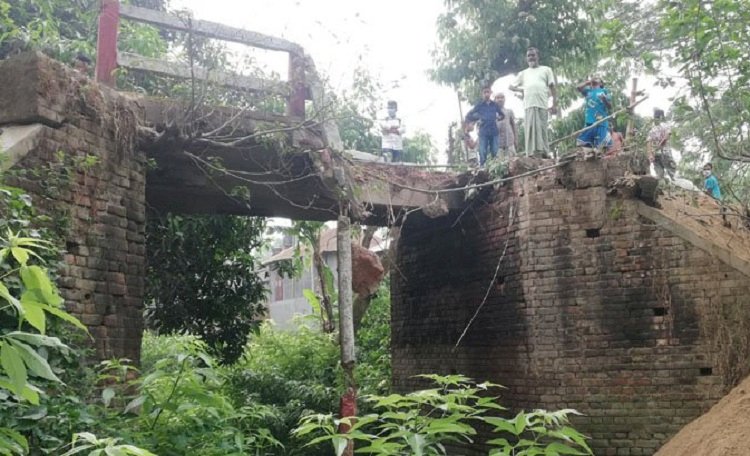 সেতু ভেঙে খাদে বালুবোঝাই ট্রাক