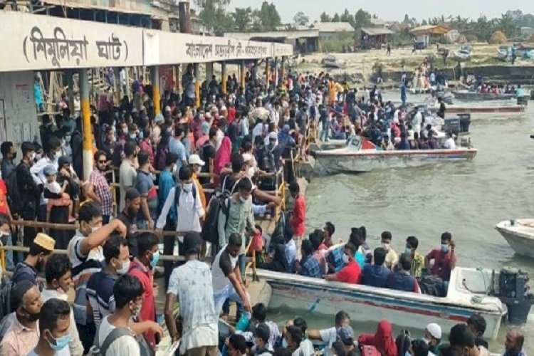 ঘরমুখো মানুষের ঢল শিমুলিয়া ঘাটে