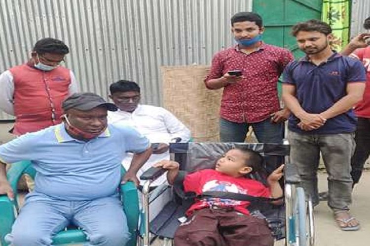 কুড়িগ্রাম প্রেসক্লাবের সহায়তায় অটিস্টিক শিশু সজীব পেল হুইলচেয়ার